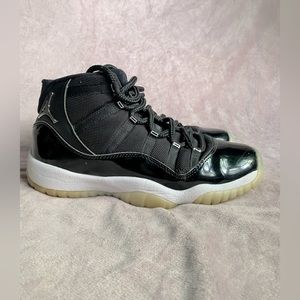 Jordan 11 retro 
BLACK-WHITE